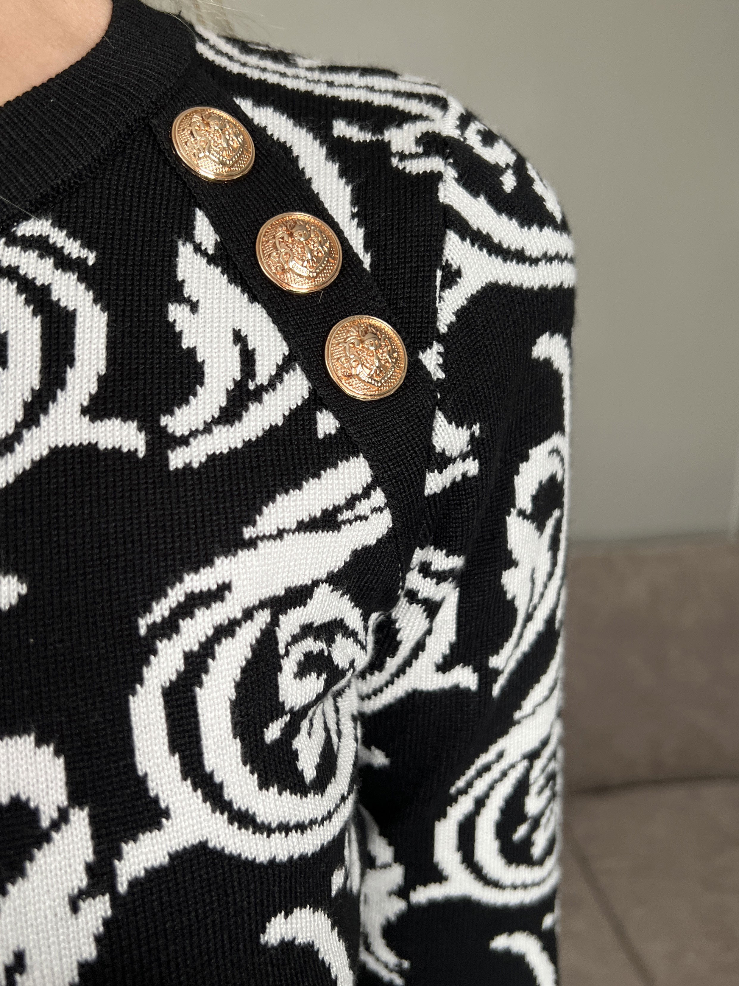 Lidia - Sort strikkjole med hvidt mønster og guldknapper